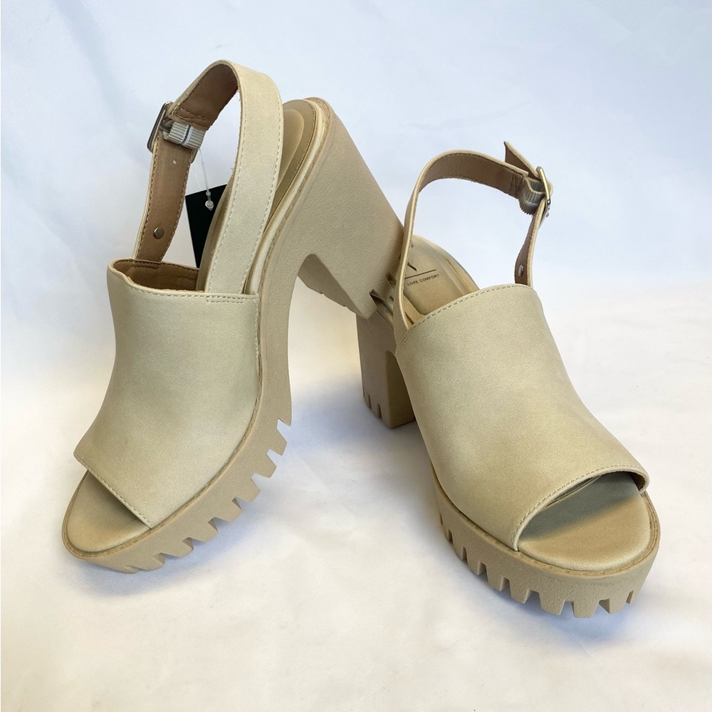 VERA WANG Rotini Women's Peep-Toe Sandals - Picture 2 of 13